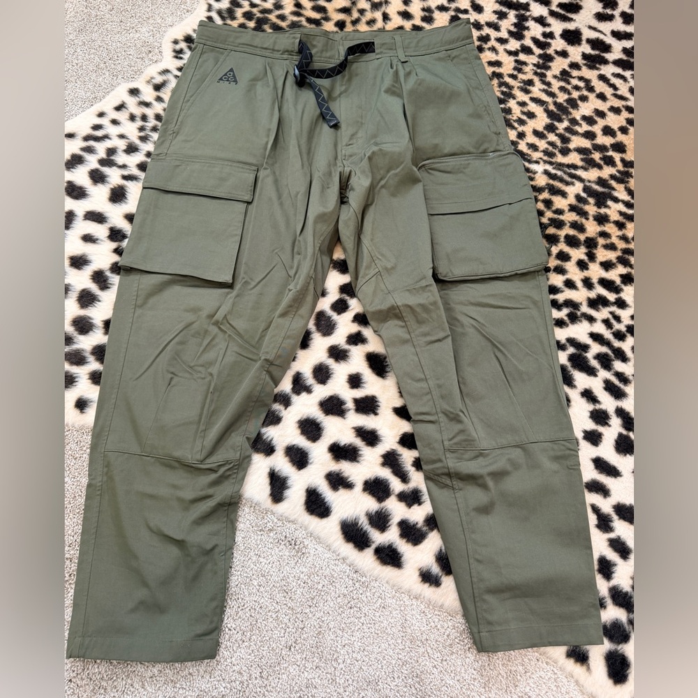 Nike ACG Woven Belted Cargo Pants
Men Olive Green
Size XXL
NWT